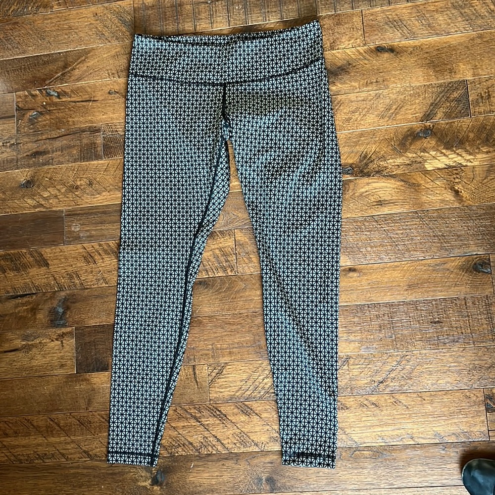 Lululemon black and grey geometric print wunderunders